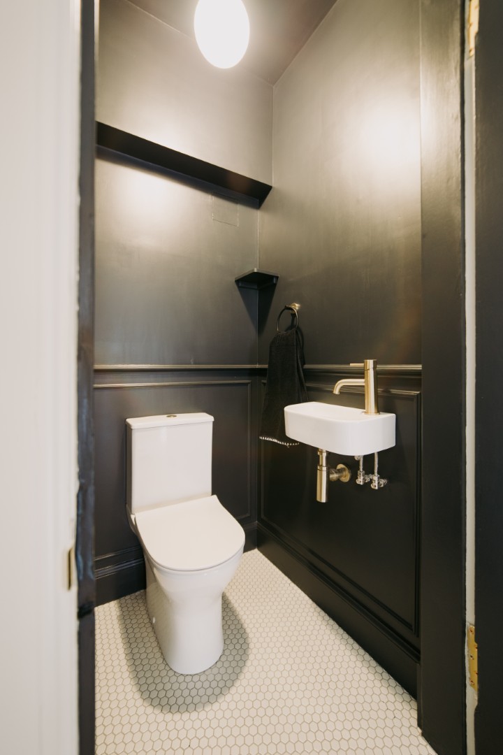 Stylish black and white small bathroom.